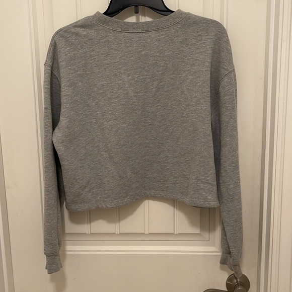Friends Cropped Long Sleeve‎ Sweatshirt women's Size M Gray, multicolor letters - Picture 6 of 9